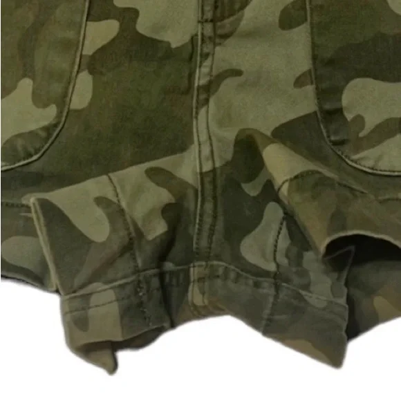 Hollister California Ultra High-Rise Mom Short Stretch Camo 3”  Women’s Size S - Picture 10 of 11